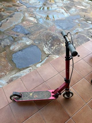 Patinete rosa con ruedas