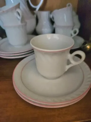 Elegante juego de café de porcelana