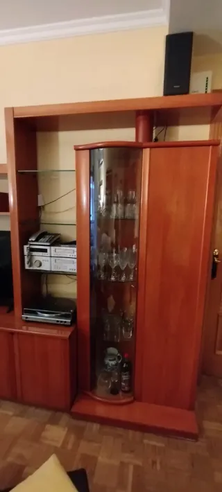 Mueble de salón madera y cristal