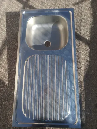 Fregadero de acero inoxidable con escurridor