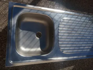 Fregadero de acero inoxidable con escurridor