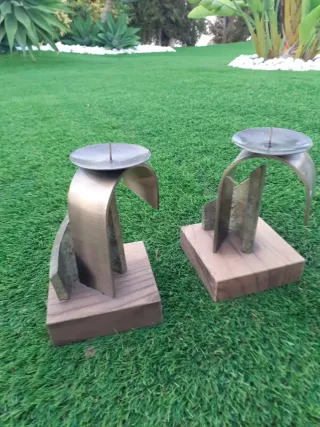 Dos portavelas decorativos metal y madera