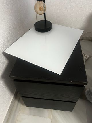 Mesita de noche madera negra y blanca