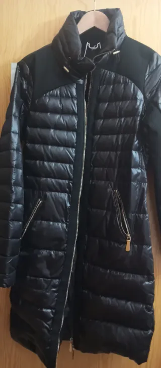 Abrigo Guess Negro Plumas