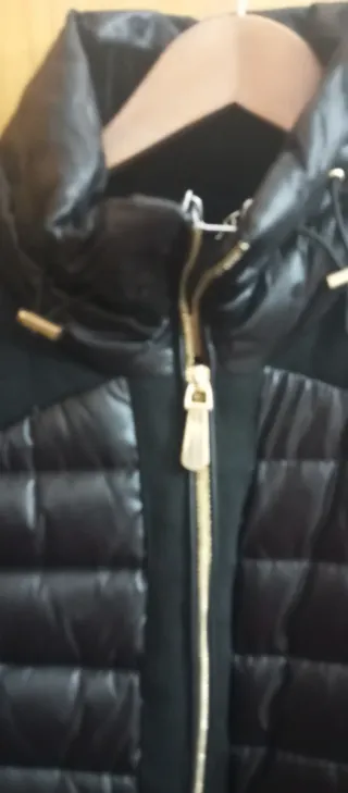 Abrigo Guess Negro Plumas