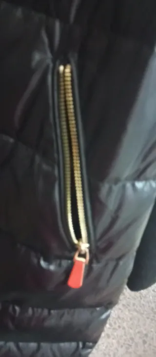 Abrigo Guess Negro Plumas