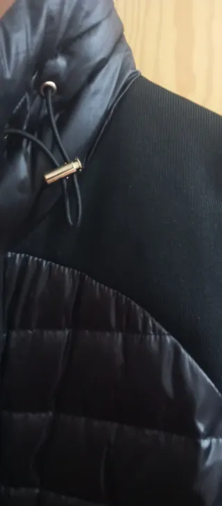 Abrigo Guess Negro Plumas