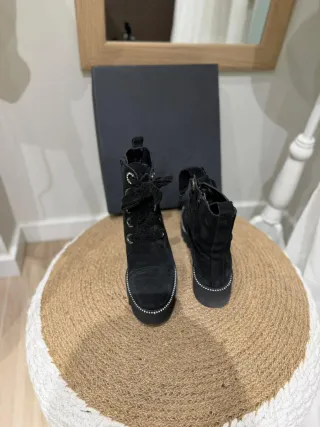 Botines negros con plataforma y cordones