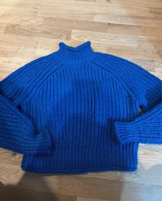 Jersey azul cuello medio. Muy buen estado.