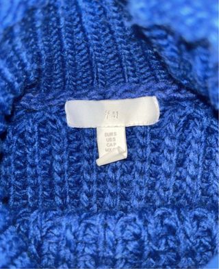 Jersey azul cuello medio. Muy buen estado.