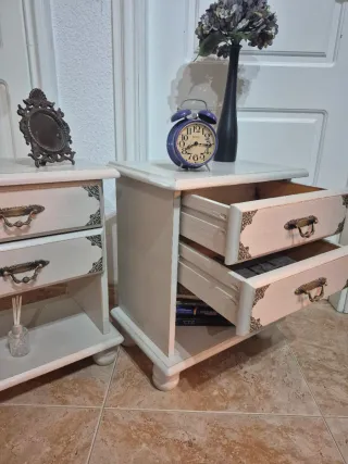 Set di comodini rinnovati in yute con finitura shabby chic