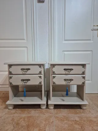 Set di comodini rinnovati in yute con finitura shabby chic