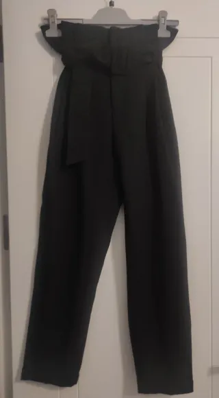Pantalón negro Bershka con cinturón