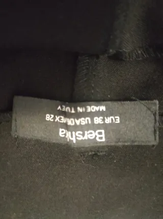 Pantalón negro Bershka con cinturón
