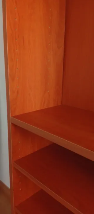 Estantería de madera marrón