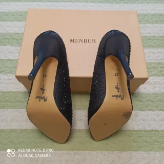 Zapatos Menbur negros nuevos con pedrería.