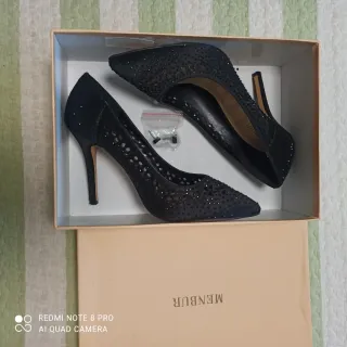 Zapatos Menbur negros nuevos con pedrería.