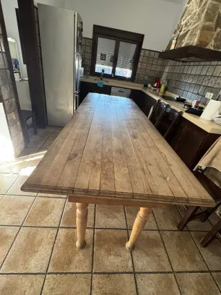 Mesa de comedor de madera rústica