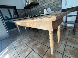 Mesa de comedor de madera rústica