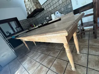 Mesa de comedor de madera rústica