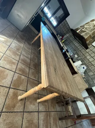 Mesa de comedor de madera rústica