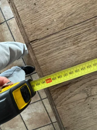 Mesa de comedor de madera rústica