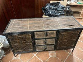 Aparador pequeño cañizo y metal