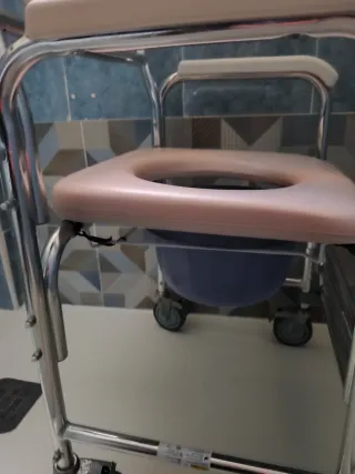 Silla con orinal y ruedas