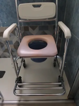 Silla con orinal y ruedas
