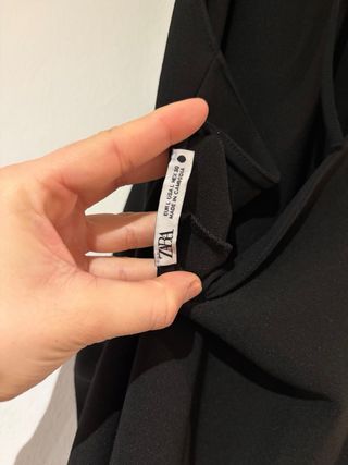 Vestido halter negro con pliegues