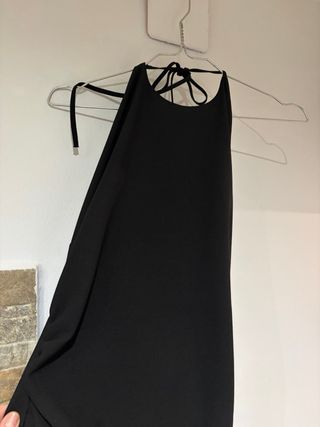 Vestido halter negro con pliegues