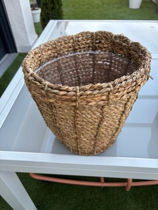 Macetero de mimbre y plástico por denro