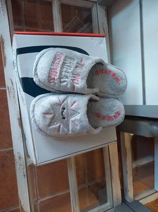 Zapatillas de casa grises con estrellas