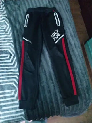 Pantalón deportivo negro con detalles rojos