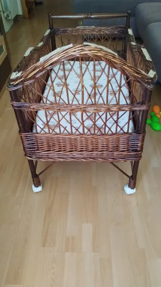 Cuna de mimbre para bebé