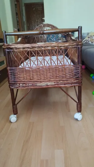 Cuna de mimbre para bebé