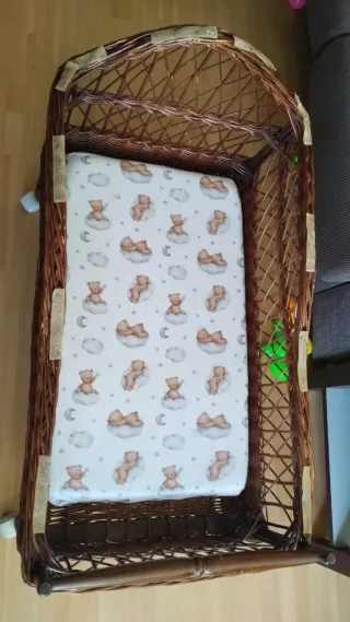 Cuna de mimbre para bebé