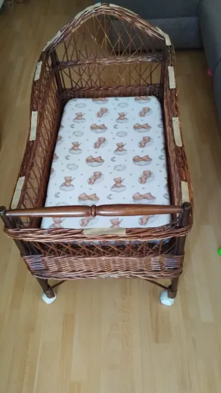 Cuna de mimbre para bebé