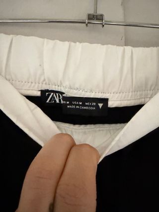 Pantalón negro con raya lateral blanca