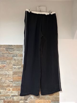 Pantalón negro con raya lateral blanca