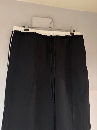 Pantalón negro con raya lateral blanca