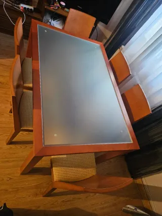 Mesa de comedor de madera y cristal