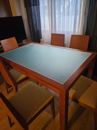 Mesa de comedor de madera y cristal