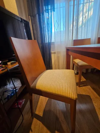 Mesa de comedor de madera y cristal