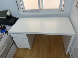 Mesa de estudio blanca