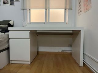 Mesa de estudio blanca