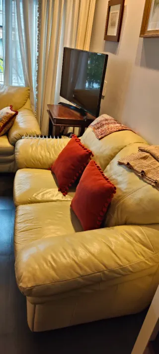 2 Sofás de piel beige