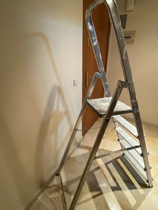 Escalera de Aluminio Plegable para Obras
