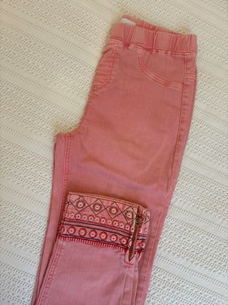 Pantalón niña Desigual rosa bordado