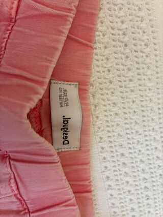 Pantalón niña Desigual rosa bordado